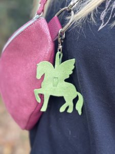 bijou-de-sac-pegase-en-cuir-pailleté-ou-metallisé-porte-clé-mousqueton-cavalière, cavalière à paillettes, cheval, chevaux, pegase