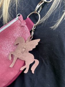 bijou-de-sac-pegase-en-cuir-pailleté-ou-metallisé-porte-clé-mousqueton-cavalière, cavalière à paillettes, cheval, chevaux, pegase