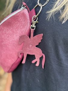 bijou-de-sac-pegase-en-cuir-pailleté-ou-metallisé-porte-clé-mousqueton-cavalière, cavalière à paillettes, cheval, chevaux, pegase