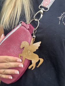 bijou-de-sac-pegase-en-cuir-pailleté-ou-metallisé-porte-clé-mousqueton-cavalière, cavalière à paillettes, cheval, chevaux, pégase