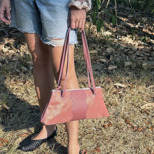 sac-athena-en-cuir-pailleté-sac-baguette-en cuir, en cuir pailleté, en cuir fantaisie, fabriqué en france, made in france, fabriqué en occitanie, la cartablière, maroquinerie française, femme, élégante