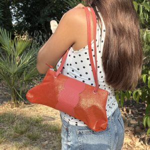 sac-athena-en-cuir-pailleté-sac-baguette-en cuir, en cuir pailleté, en cuir fantaisie, fabriqué en france, made in france, fabriqué en occitanie, la cartablière, maroquinerie française, femme, élégante