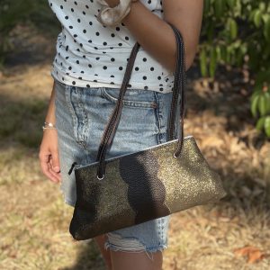 sac-athena-en-cuir-pailleté-sac-baguette-en cuir, en cuir pailleté, en cuir fantaisie, fabriqué en france, made in france, fabriqué en occitanie, la cartablière, maroquinerie française, femme, élégante